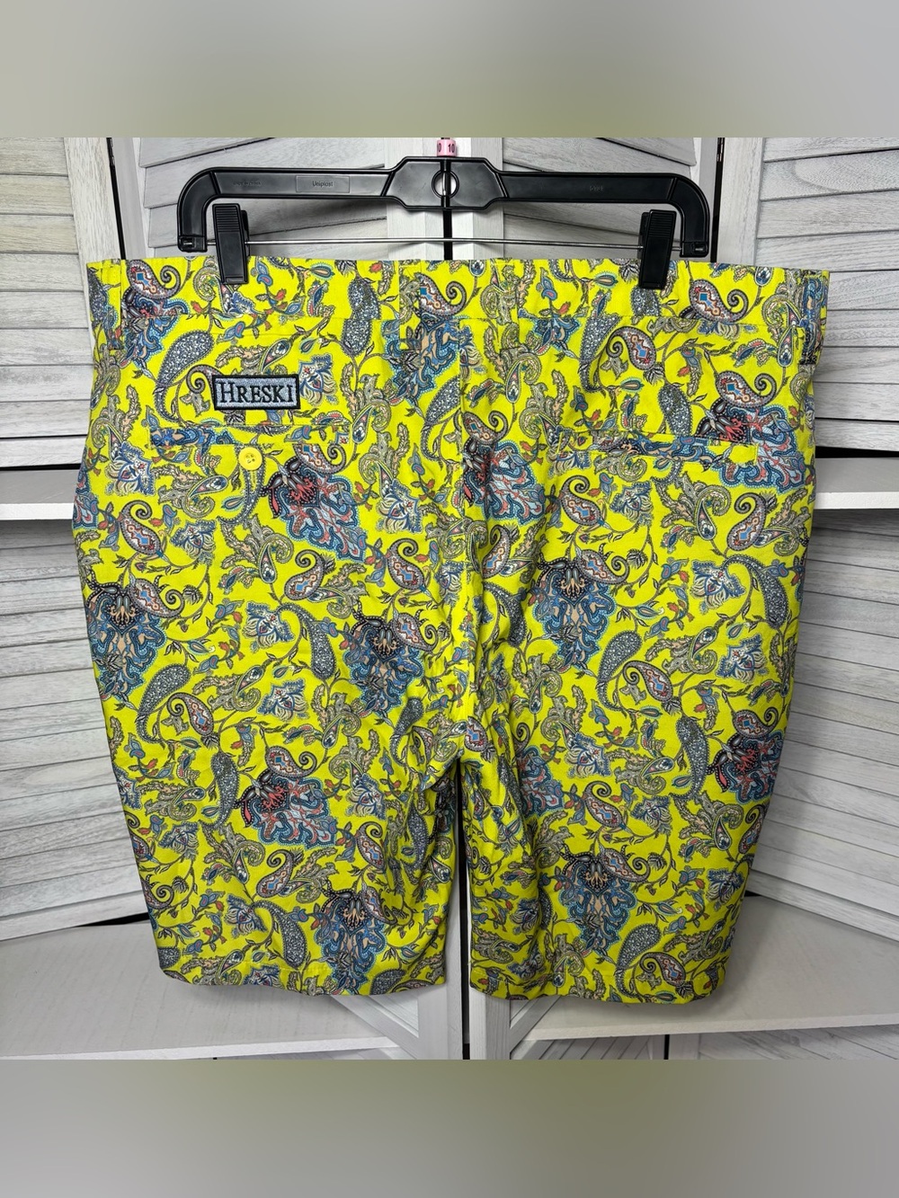 Hreski Men’s Golf Shorts Size 40 Yellow Paisley Print Stretch